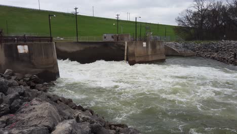 desbordamiento de agua en la llela debajo de la presa del lago lewisville