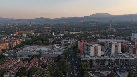 Hiperlapso-Aéreo-Sobre-Las-Avenidas-De-La-Ciudad-De-México-Al-Atardecer