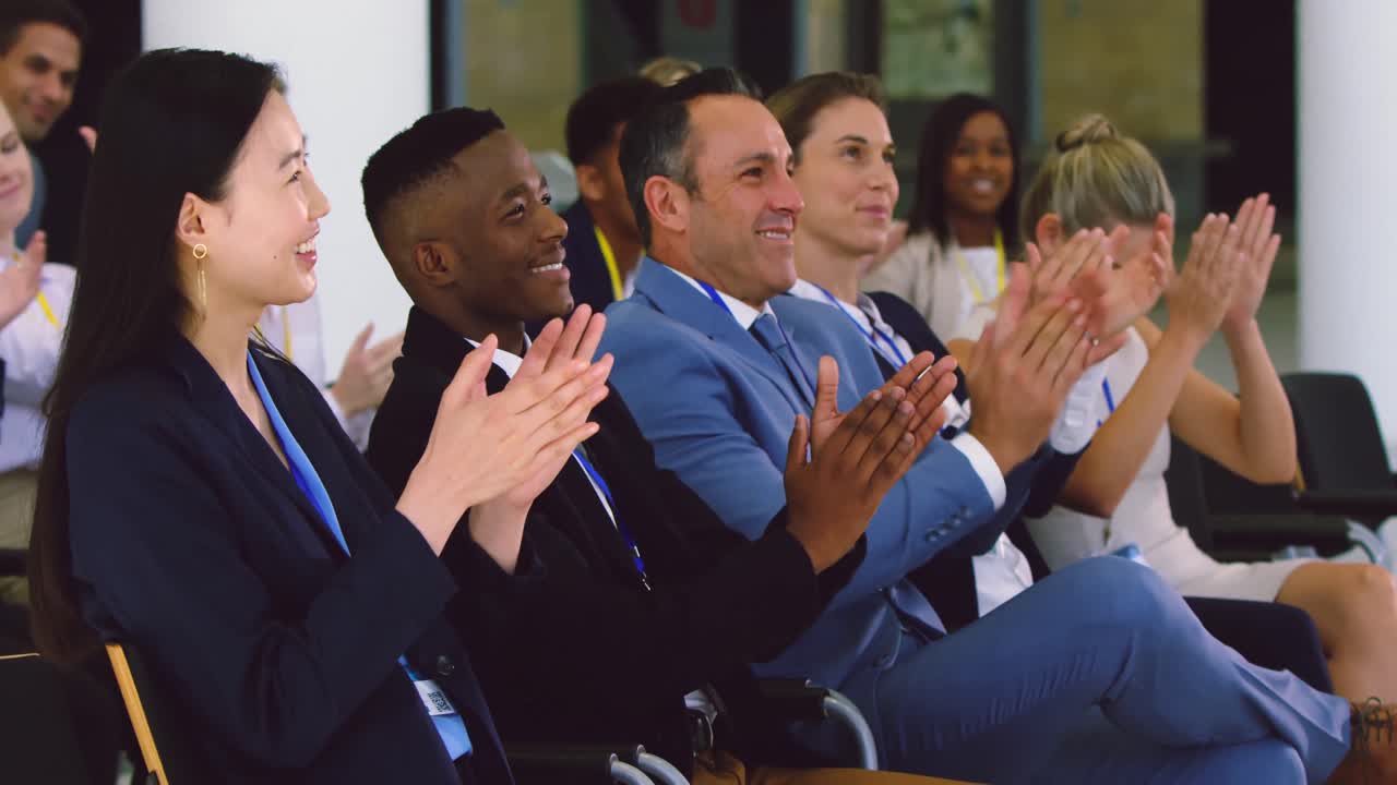 gente de negocios aplaudiendo en un seminario de negocios 4k