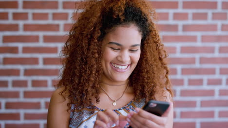Teléfono,-Redes-Sociales-Y-Sonrisa-Con-Un-Estudiante-Negro