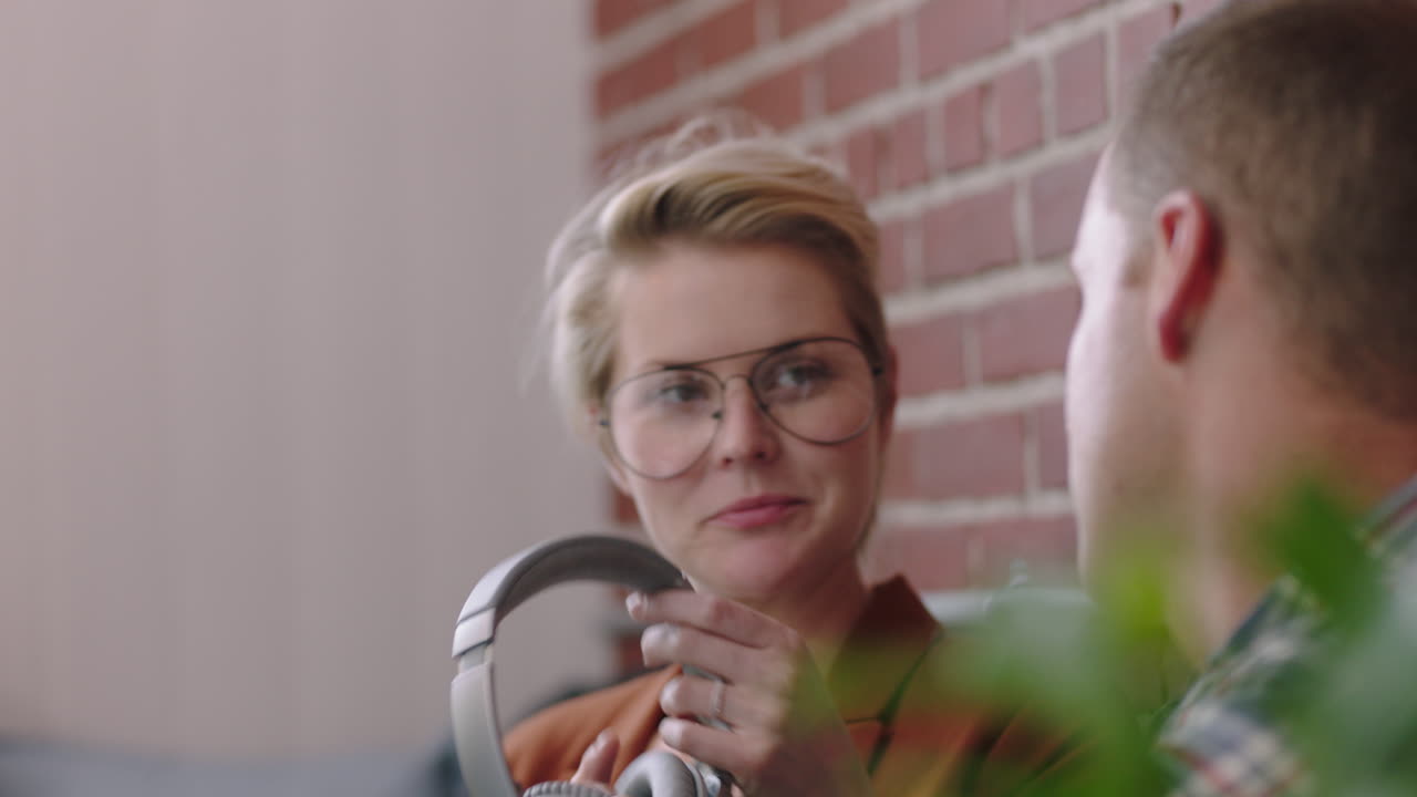 gente de negocios feliz bebiendo café relajándose en el almuerzo hombre de negocios caucásico compartiendo auriculares colega mujer sonriendo coqueteando disfrutando del romance en la oficina escuchando música