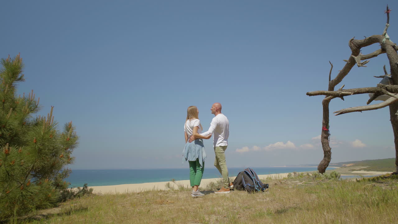 손 잡고 바다를 바라보는 커플