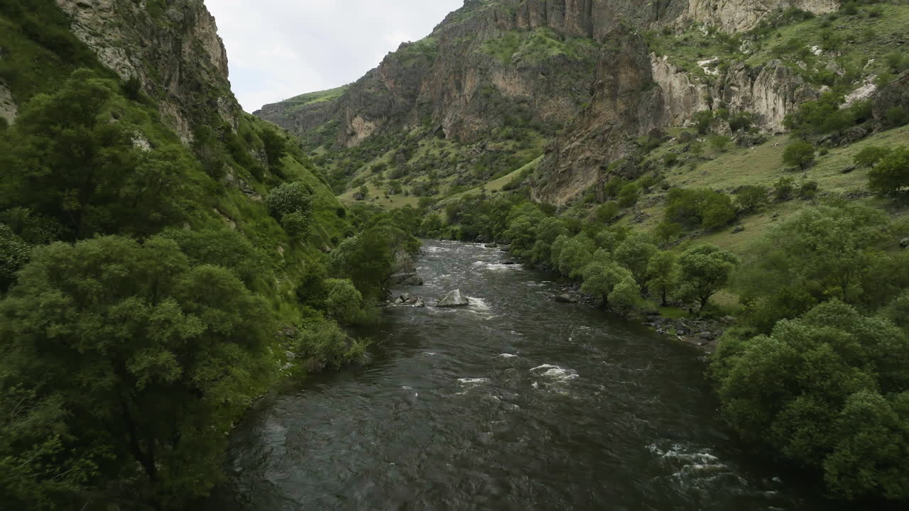 Estuario di Paravani che scorre nelle ripide e rocciose montagne del Caucaso vicino a Khertvisi nel Comune di Aspindza, Georgia meridionale
