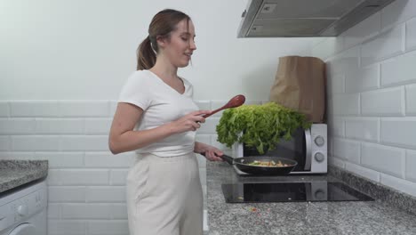 mujer cocinando en la cocina