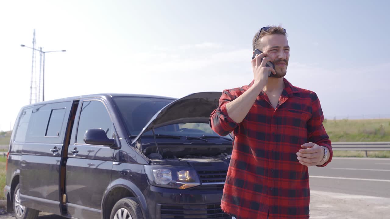 persona de negocios retrasada debido a una falla en el vehículo.