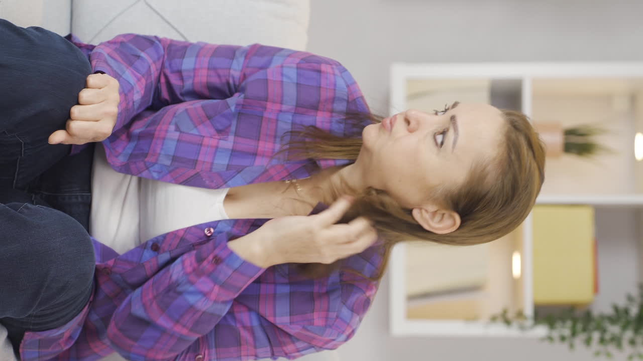 вертикальное видео женщины с нервным срывом злится и не чувствует себя хорошо.