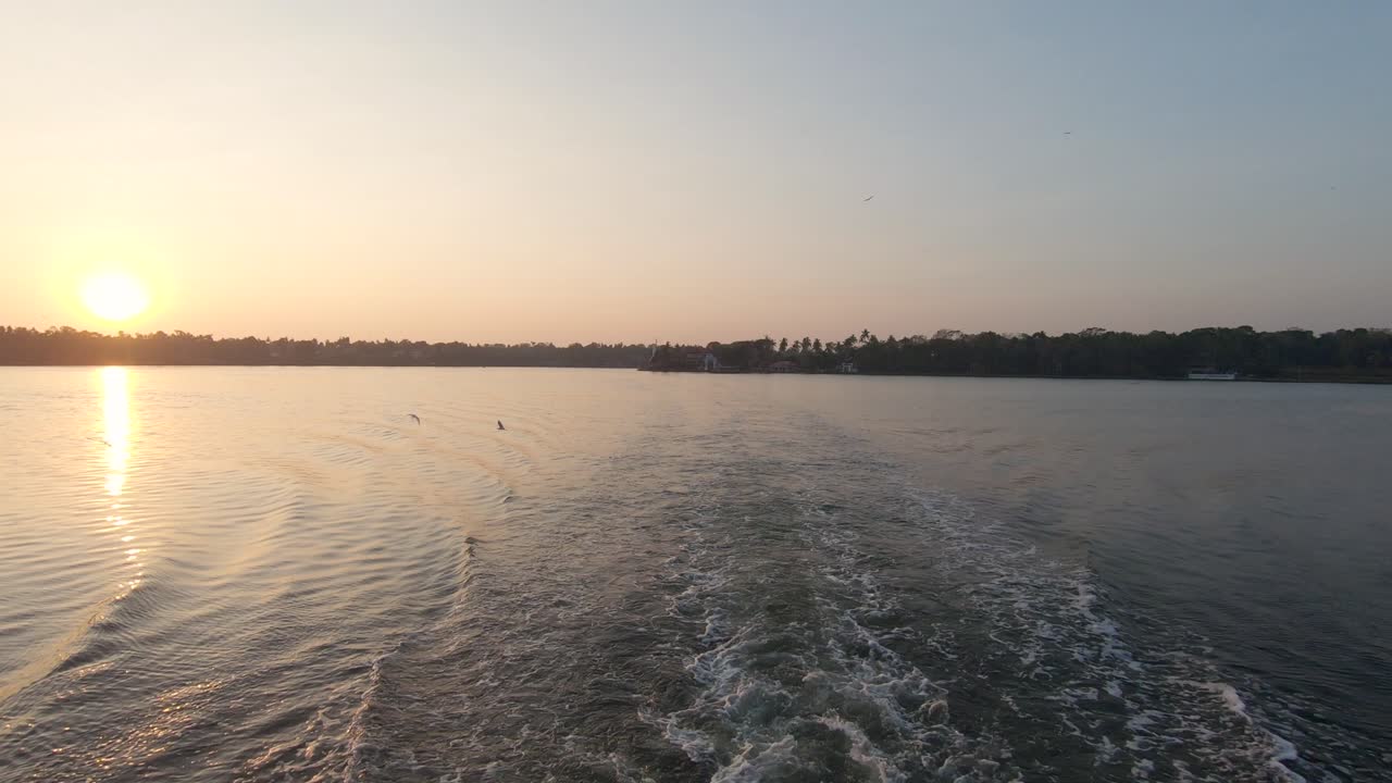 vista desde el velero de la puesta de sol en el río en alappuzha o alleppey, india