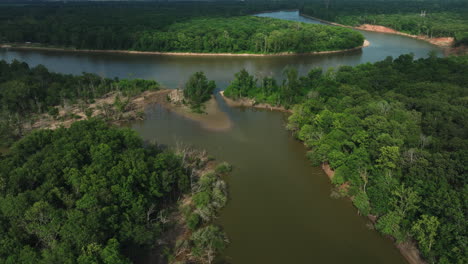 Vista-Aérea-De-Pantanos-En-Riverfront-Park-Cerca-De-Twin-City,-Little-Rock-En-Arkansas,-Estados-Unidos.