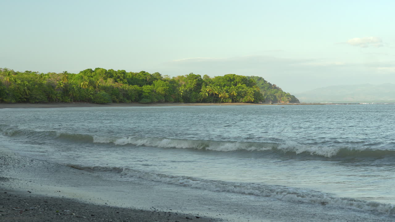 fotografía estática de una playa con marea alta en la isla de cebaco, veraguas