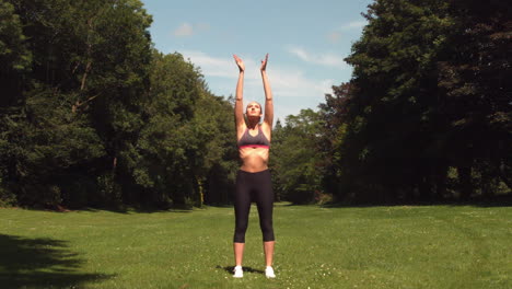 Mujer-Deportiva-Haciendo-Ejercicio-De-Respiración