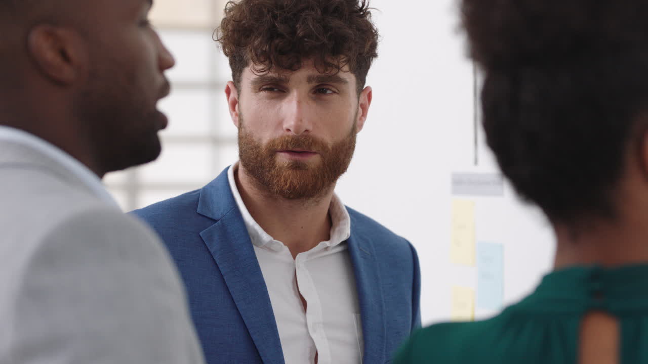 joven empresario usando notas adhesivas haciendo una lluvia de ideas para resolver problemas con diversos colegas compartiendo ideas creativas para la solución en una reunión de oficina