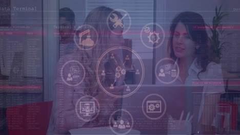 animación del procesamiento de datos con una red de conexiones entre diversas mujeres de negocios que usan computadoras portátiles