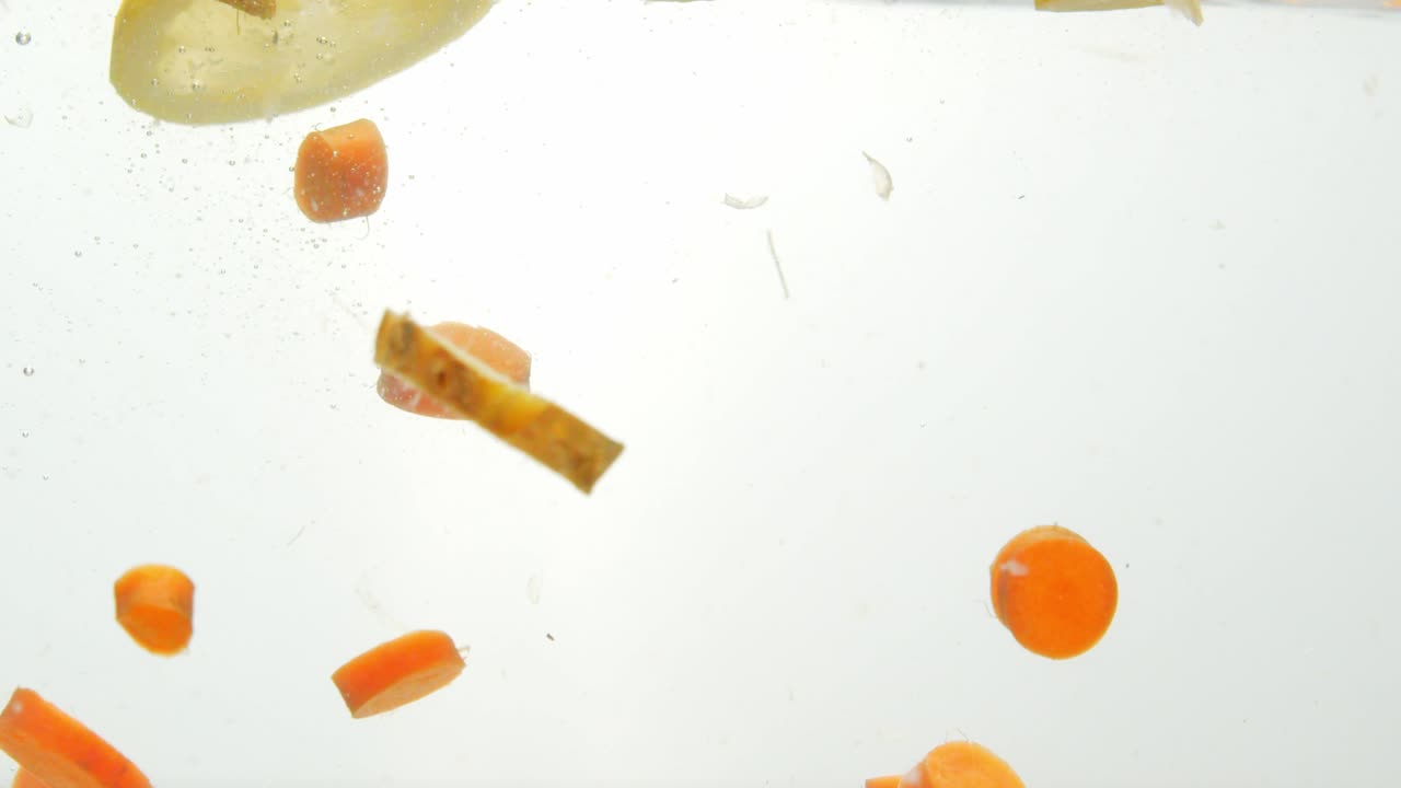 갓 다진 과일의 혼합물이 물에 떨어졌고 흰색 배경