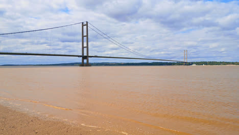 Un-Vídeo-De-Un-Dron-Muestra-El-Puente-Humber,-El-Duodécimo-Tramo-De-Suspensión-Más-Grande,-Cruzando-El-Río-Humber-Y-Uniendo-Lincolnshire-Con-Humberside-En-Medio-Del-Tráfico.