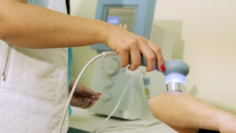 médico fisioterapeuta realiza una cirugía en la mano de un paciente