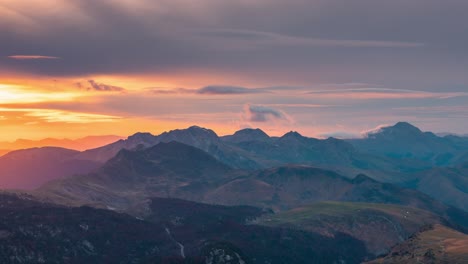 Coloridas-Vistas-De-La-Puesta-De-Sol-En-El-Valle-De-La-Cordillera-De-Los-Pirineos-Y-Picos-Como-Orhi-En-La-Frontera-Entre-España-Y-Francia-En-Primer-Plano