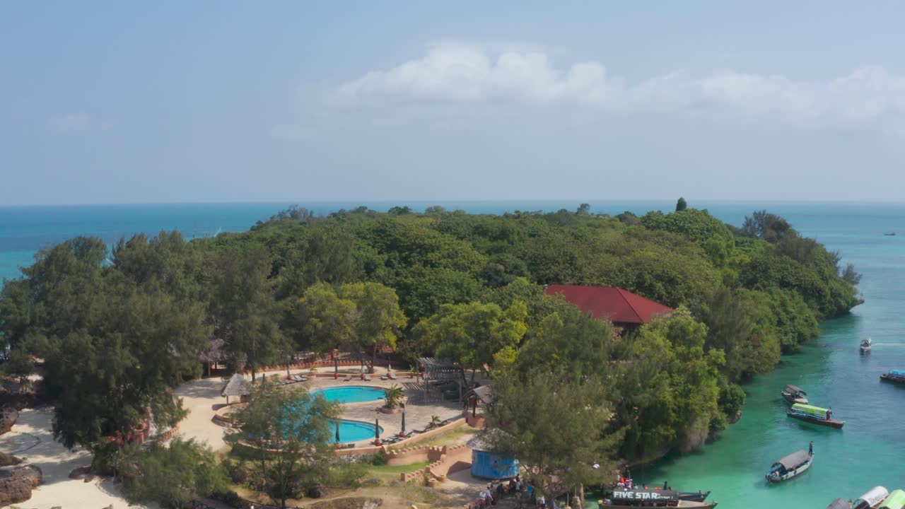 el dron de la isla de la prisión sobrevuela