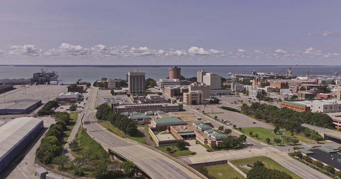 Sorvolo a bassa quota aereo v1 di Newport News Virginia sopra la Marshall Freeway verso il centro e il fiume James - Ripreso con Mavic 3 Pro Cine - 30 settembre 2023