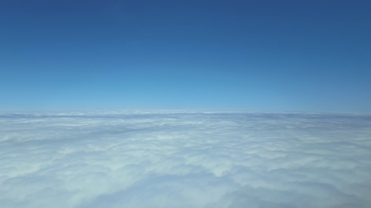 vuelo de velocidad hipersónica sobre las nubes visto por el piloto de un avión de combate