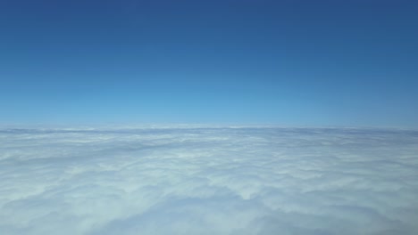 POV-Vuelo-Hipersónico-A-Velocidad-Sobre-Las-Nubes-Visto-Por-El-Piloto-De-Un-Avión-De-Combate