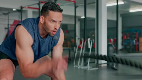 hombre, gimnasio y fitness con cuerdas de batalla