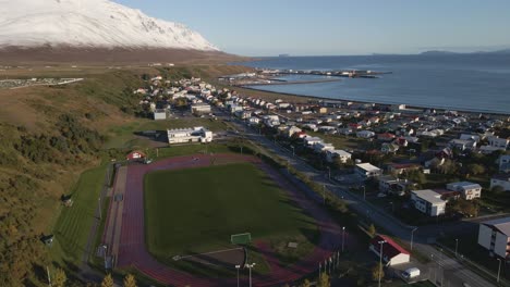 imágenes de un avión no tripulado de una pequeña ciudad en la parte norte de islandia