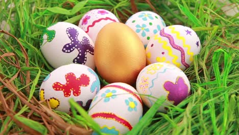 huevos de pascua coloridos en un nido