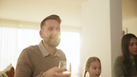 feliz, saludos y hombre en la cena familiar en el comedor