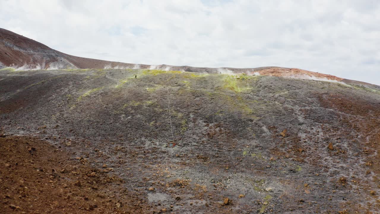 ученый изучает вулканические серные породы на вулканическом острове на сицилии, эолийские острова.