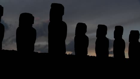 Una-Sartén-A-Través-De-Las-Estatuas-De-La-Isla-De-Pascua-Al-Atardecer