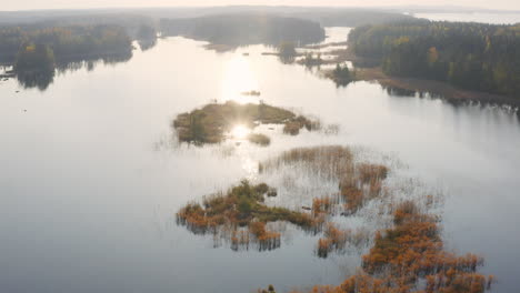 Video-Aéreo-De-Drones-De-Hermosos-Islotes-Pequeños-En-Un-Lago-Tranquilo-Al-Amanecer