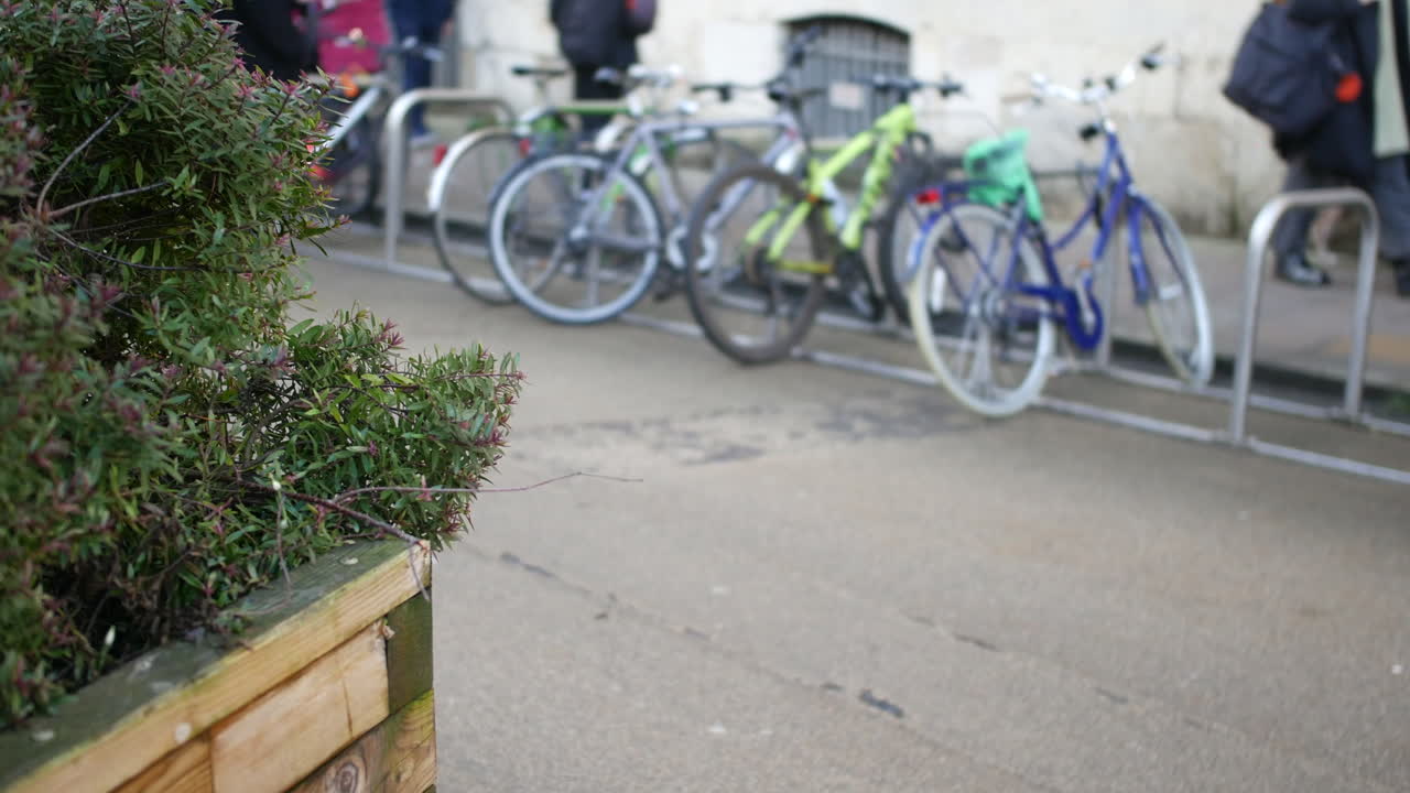Cyklister som cyklar i en gammal stad i Oxford, England.