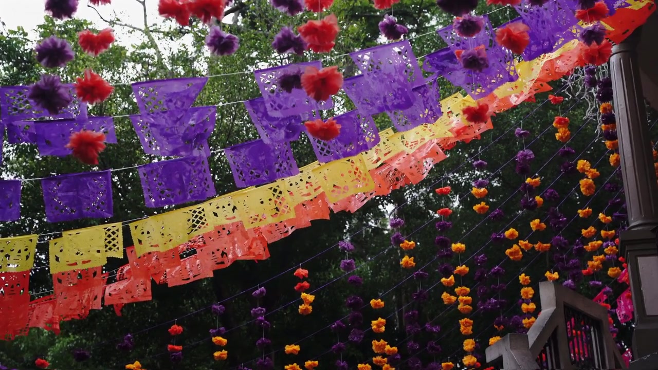 Papel picado e coroa de flores balançando ao vento para o Dia de Muertos em Coatepec, México