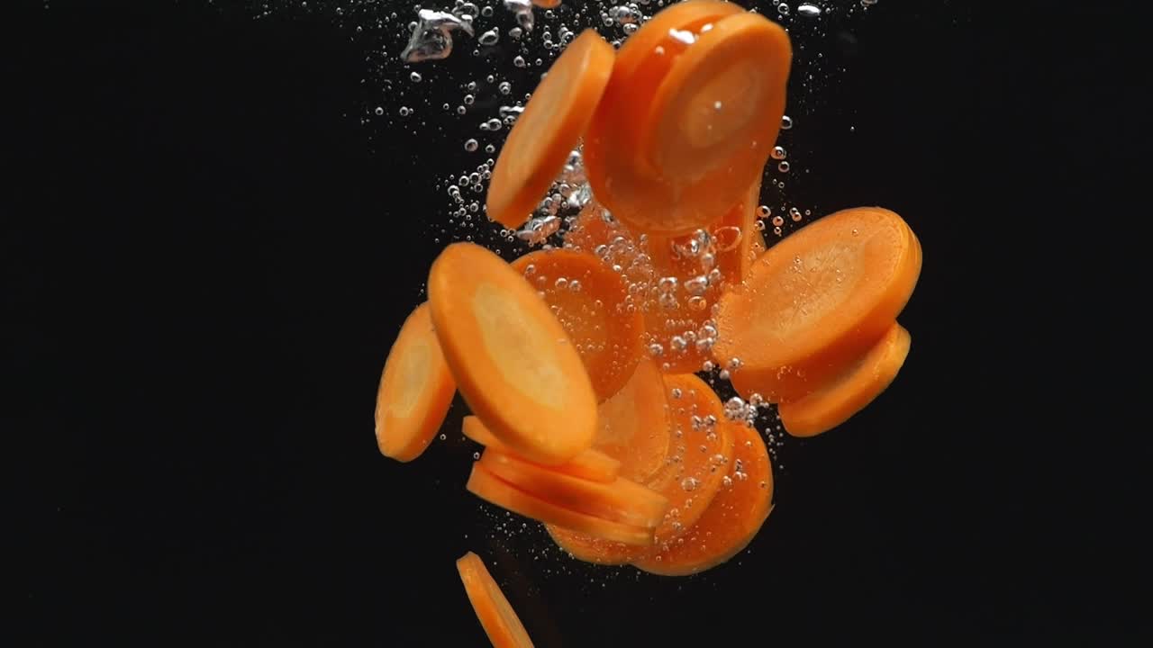 zanahorias en rodajas salpicadas en agua
