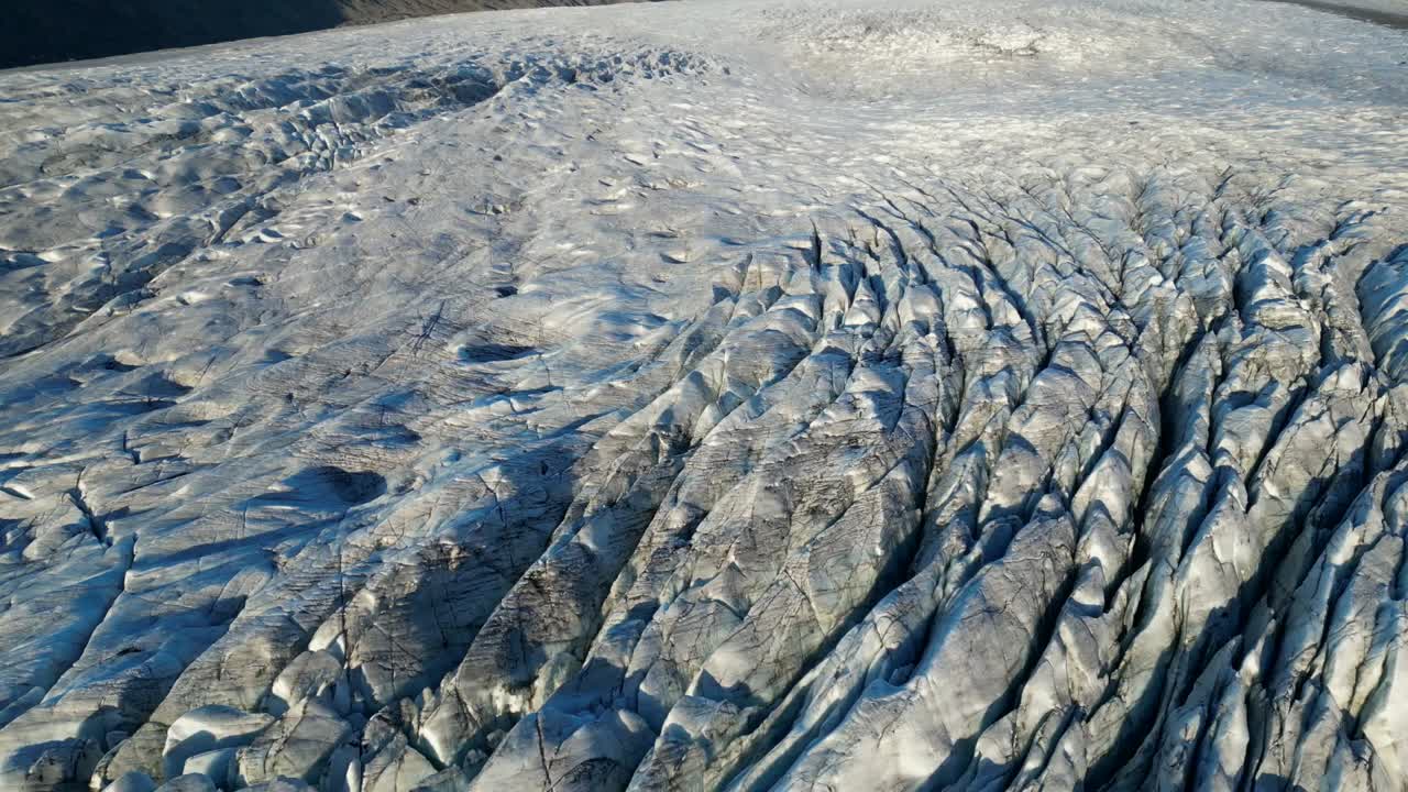 Imagem de drone de geleira na Islândia durante o inverno pela manhã