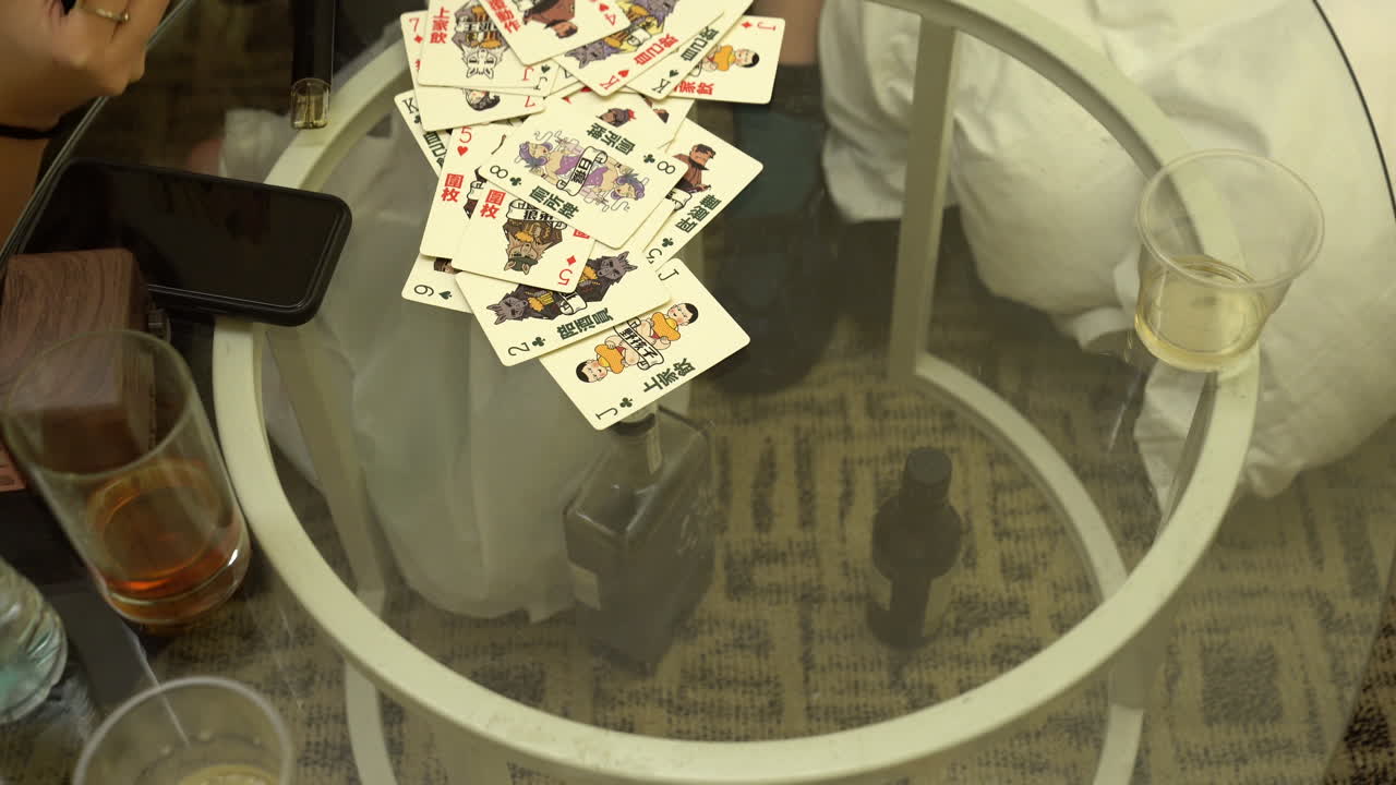 gente asiática irreconocible jugando al póquer en hong kong, con comida y bebida