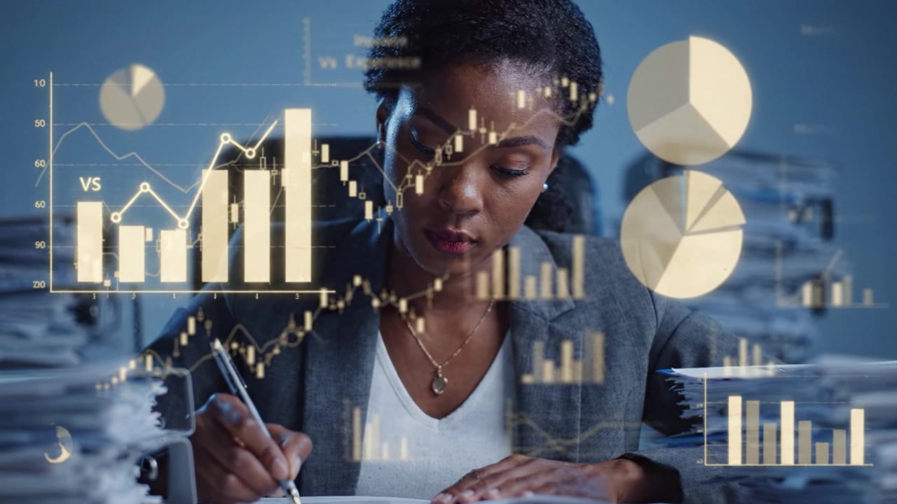 Geconcentreerde Professional Analyseert Gegevens met Rapporten en Grafieken in een Moderne Kantooromgeving, Waarbij Werk wordt Gebalanceerd met Geavanceerde Digitale Visualisaties en Inzichten