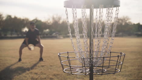 schijfgolfer maakt een enorme straddle putt middenkettingen in slow motion en viert feest met het binnenlopen van het roofvogelbeen