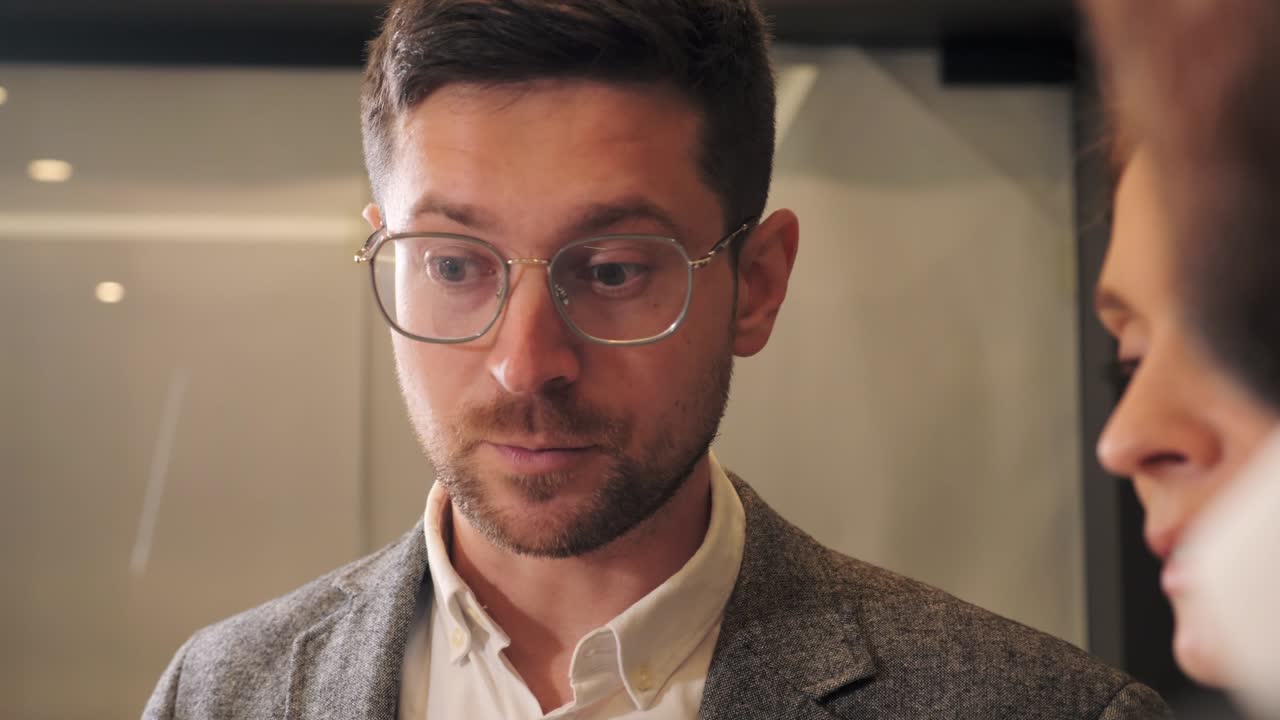 reunión de confirmación de inversión de inicio entre empresario y desarrollador de software en una sala de oficina moderna. emprendedor teniendo reunión de consulta con el cliente cliente explicando el acuerdo de contrato.