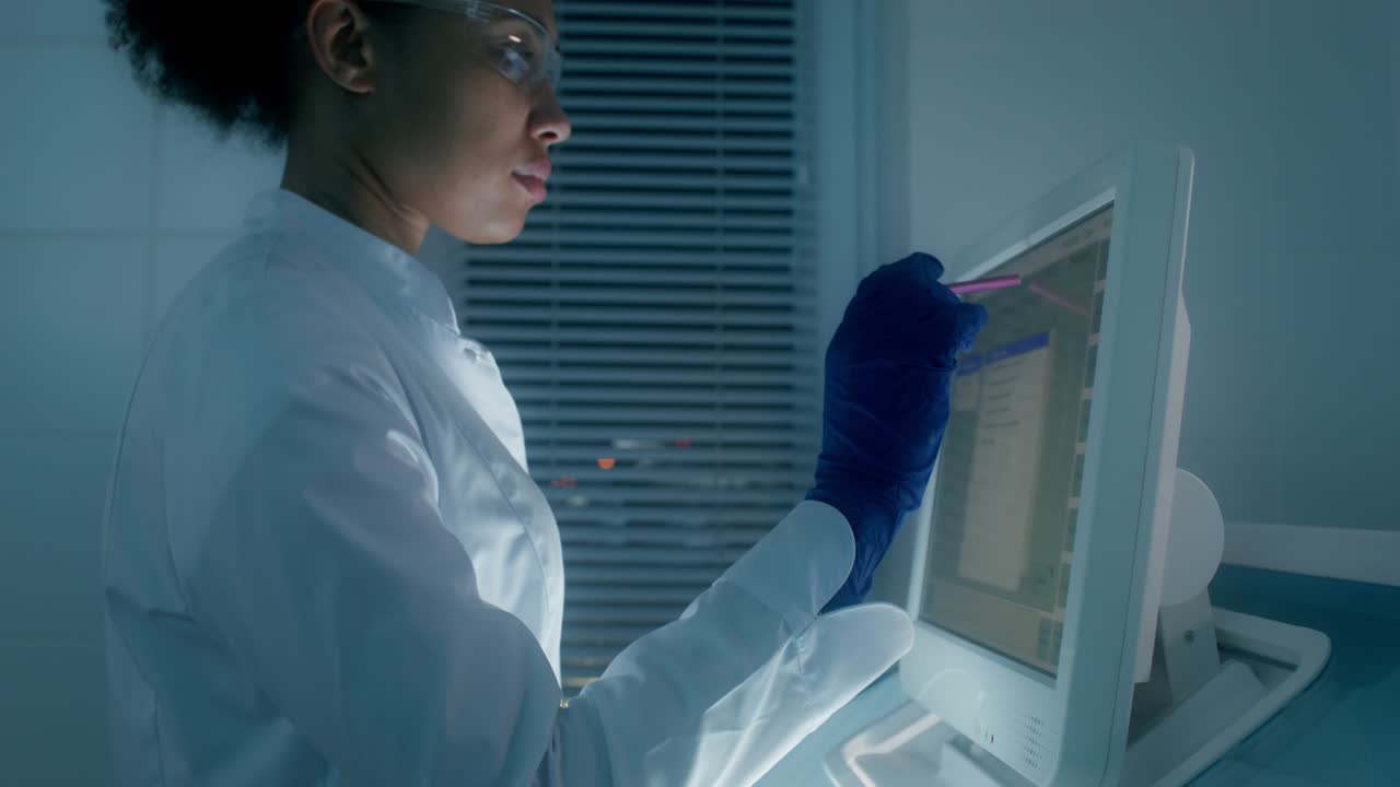 científica que trabaja en una computadora en un laboratorio