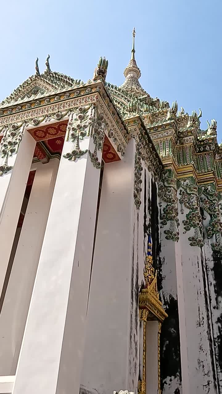 una vista detallada de la estructura ornamentada de wat pho
