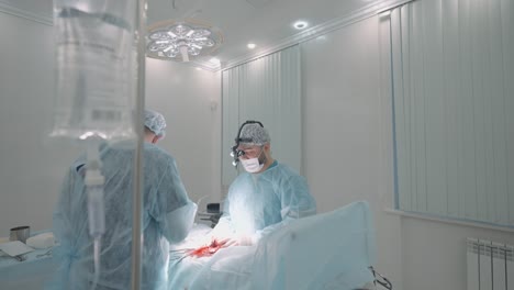 procedimiento quirúrgico en una sala de operaciones