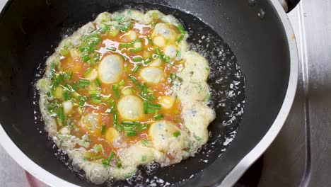 chef haciendo tortilla en sartén caliente