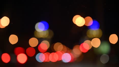 hermoso bokeh reluciente en el fondo oscuro borroso por la noche.