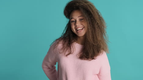 Caucasian-curly-haired-woman-with-thumb-up-in-front-of-the-camera.