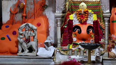 Estatua-De-La-Diosa-Hindú-Shri-Chamunda-Mata-En-El-Templo-Antiguo-Desde-Diferentes-ángulos.-El-Vídeo-Se-Toma-En-El-Templo-Shaktipeeth-Shri-Chamunda-Mata-Ajmer-Rajasthan-India-19-De-Agosto-De-2023.