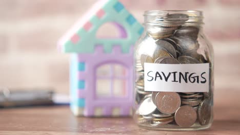 ahorrar para una casa, el frasco de ahorros de los niños