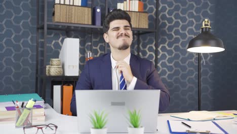 el hombre de negocios está confundido.