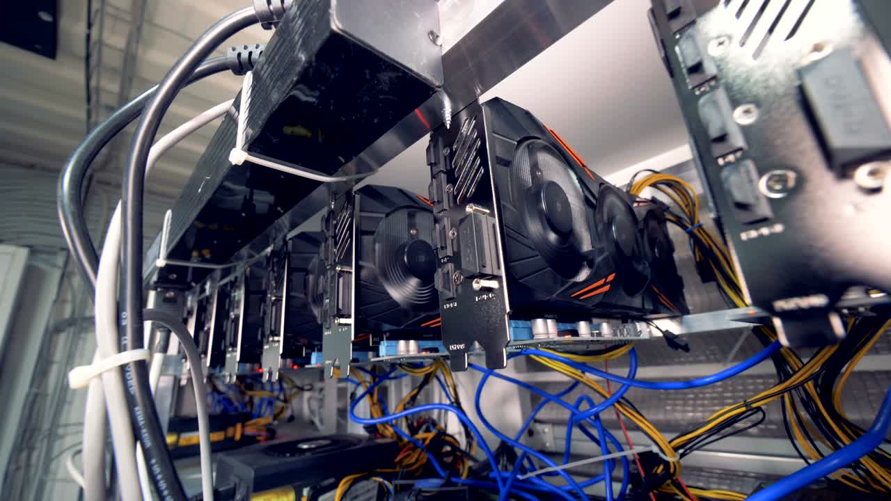 las unidades de procesamiento gráfico están minando bitcoins en una plataforma de minería