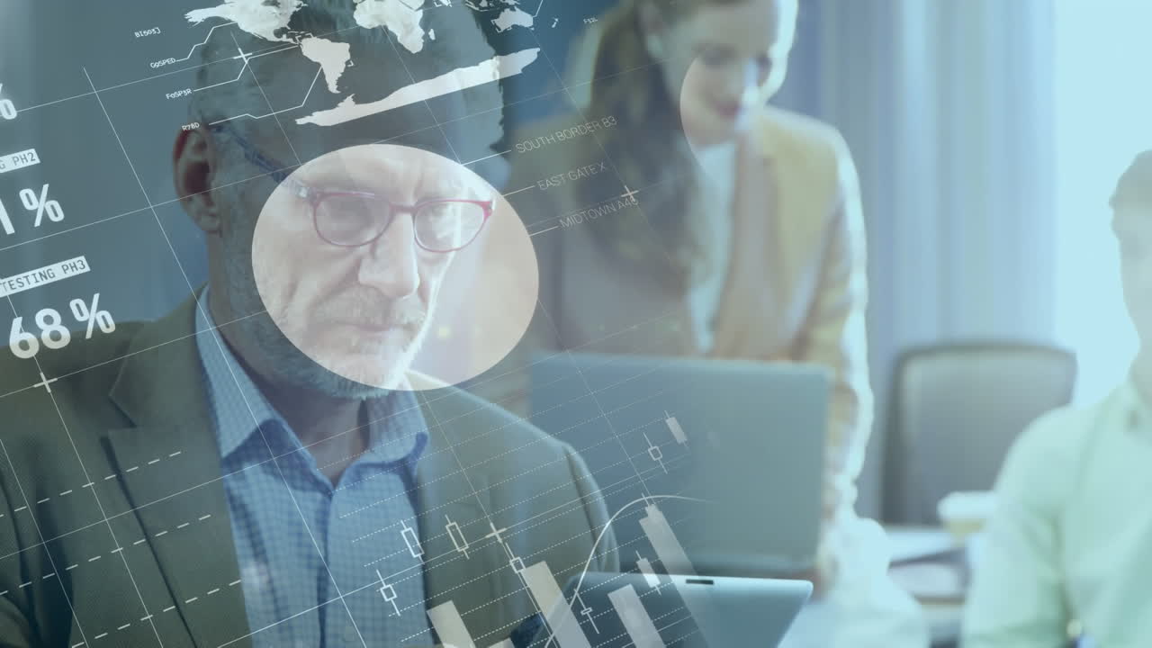 사무실에서 태블릿을 사용하는 백인 고위 사업가에 대한 통계 데이터 처리 애니메이션